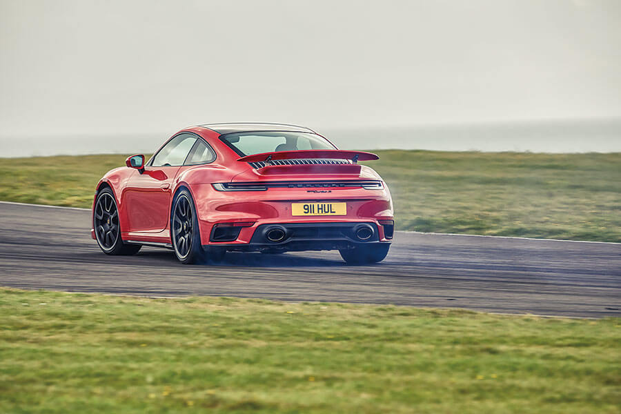 「要玩就玩大的,不然滾回家」,此乃百試不爽的慶節策略,在此同樣適用。不過這回合上場的都是獸性非同小可的大人物,切磋還是稍等雨勢暫止吧……