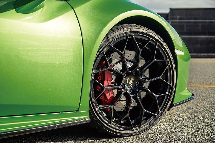 「要玩就玩大的,不然滾回家」,此乃百試不爽的慶節策略,在此同樣適用。不過這回合上場的都是獸性非同小可的大人物,切磋還是稍等雨勢暫止吧……