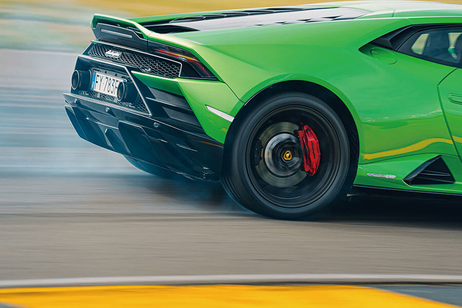 「要玩就玩大的,不然滾回家」,此乃百試不爽的慶節策略,在此同樣適用。不過這回合上場的都是獸性非同小可的大人物,切磋還是稍等雨勢暫止吧……