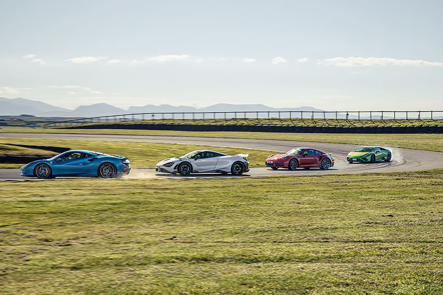 「要玩就玩大的,不然滾回家」,此乃百試不爽的慶節策略,在此同樣適用。不過這回合上場的都是獸性非同小可的大人物,切磋還是稍等雨勢暫止吧……