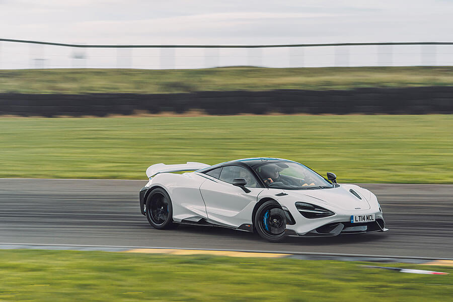 「要玩就玩大的,不然滾回家」,此乃百試不爽的慶節策略,在此同樣適用。不過這回合上場的都是獸性非同小可的大人物,切磋還是稍等雨勢暫止吧……