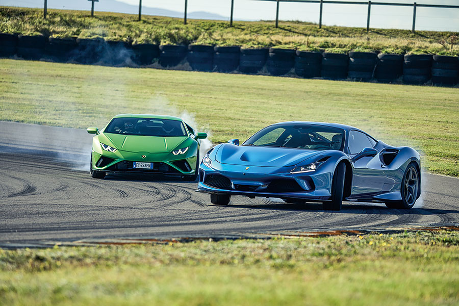 「要玩就玩大的,不然滾回家」,此乃百試不爽的慶節策略,在此同樣適用。不過這回合上場的都是獸性非同小可的大人物,切磋還是稍等雨勢暫止吧……