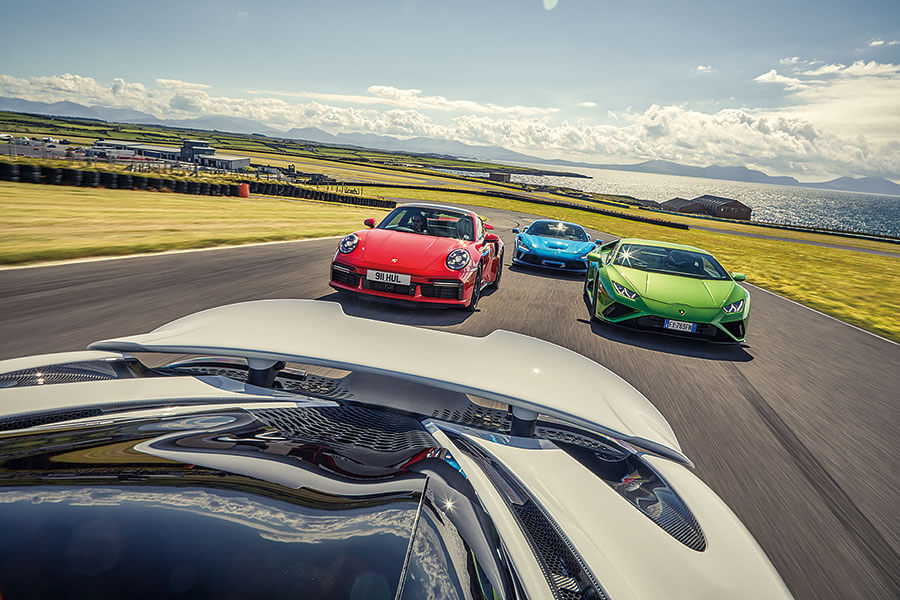 「要玩就玩大的,不然滾回家」,此乃百試不爽的慶節策略,在此同樣適用。不過這回合上場的都是獸性非同小可的大人物,切磋還是稍等雨勢暫止吧……