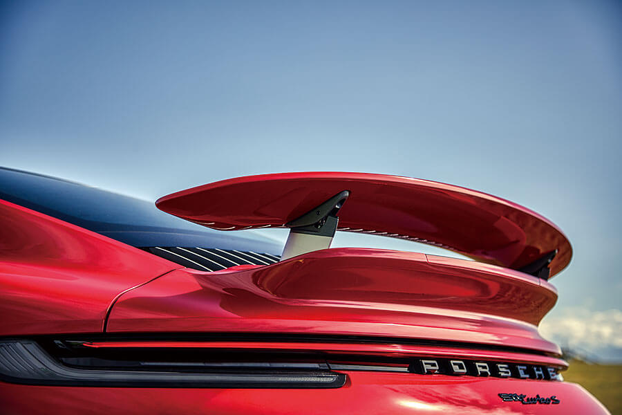 「要玩就玩大的,不然滾回家」,此乃百試不爽的慶節策略,在此同樣適用。不過這回合上場的都是獸性非同小可的大人物,切磋還是稍等雨勢暫止吧……