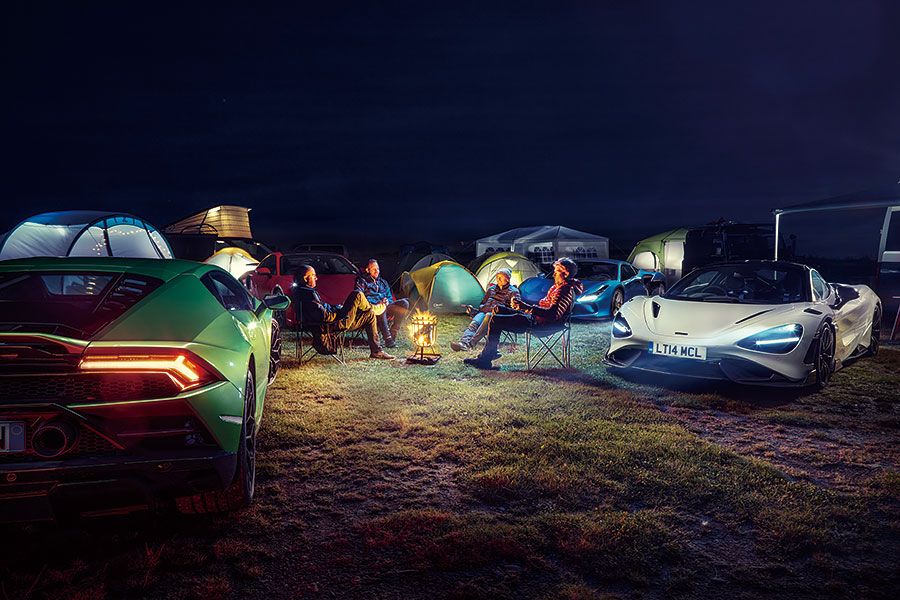 「要玩就玩大的,不然滾回家」,此乃百試不爽的慶節策略,在此同樣適用。不過這回合上場的都是獸性非同小可的大人物,切磋還是稍等雨勢暫止吧……