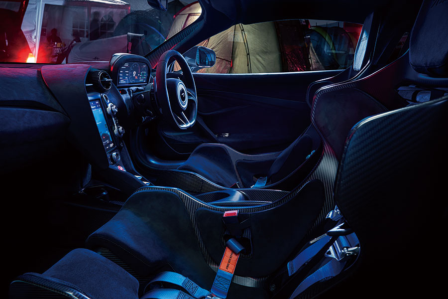 「要玩就玩大的,不然滾回家」,此乃百試不爽的慶節策略,在此同樣適用。不過這回合上場的都是獸性非同小可的大人物,切磋還是稍等雨勢暫止吧……