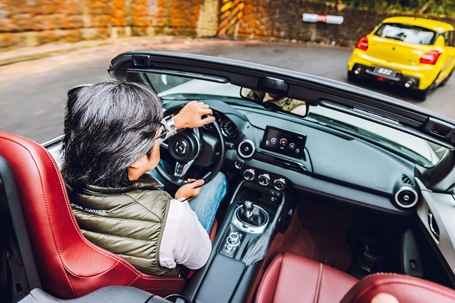 雖然我們享受著自排所帶來的便利與方便,但眼下這兩部手排車,我輩倒覺得比自排還好開,這是甚麼奇妙的邏輯呢!?看下去便知分曉。