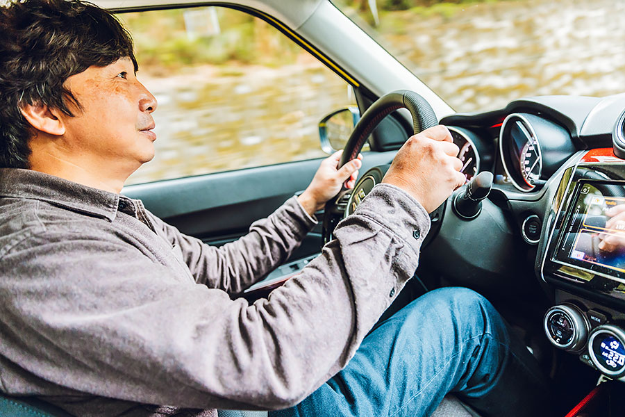 雖然我們享受著自排所帶來的便利與方便,但眼下這兩部手排車,我輩倒覺得比自排還好開,這是甚麼奇妙的邏輯呢!?看下去便知分曉。