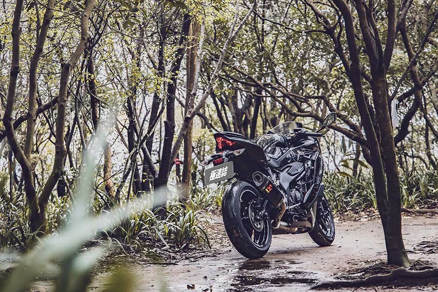 再次打下新紀元的川崎,不斷以瘋狂的行徑勇於創新的心境,推出一部又一部令人大為驚豔的陸上逸品。