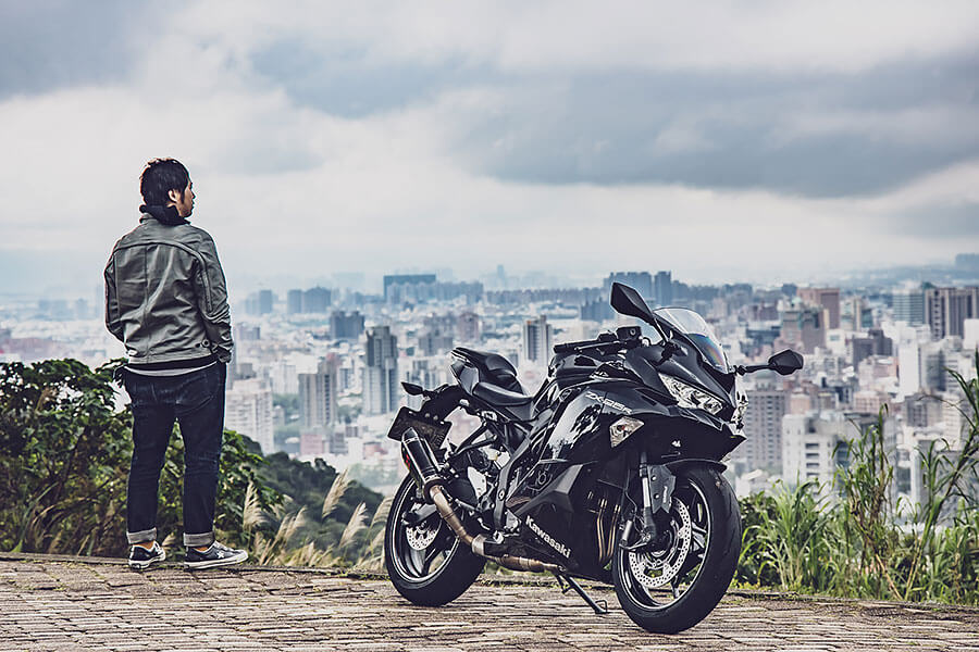 再次打下新紀元的川崎,不斷以瘋狂的行徑勇於創新的心境,推出一部又一部令人大為驚豔的陸上逸品。