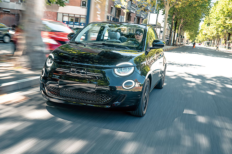 飛雅特500將重返杜林現地生產,且讓我輩匆匆灌一杯雙份espresso,在全新電動500老家的街頭溜噠一番。