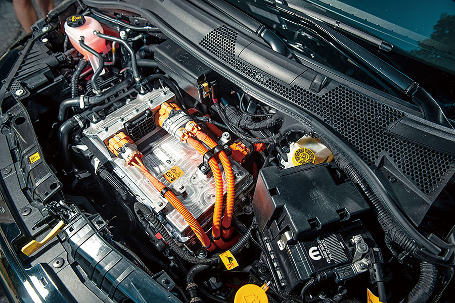 飛雅特500將重返杜林現地生產,且讓我輩匆匆灌一杯雙份espresso,在全新電動500老家的街頭溜噠一番。