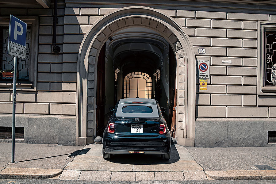 飛雅特500將重返杜林現地生產,且讓我輩匆匆灌一杯雙份espresso,在全新電動500老家的街頭溜噠一番。