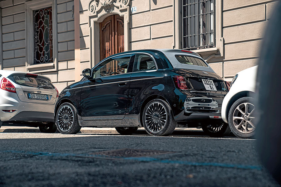 飛雅特500將重返杜林現地生產,且讓我輩匆匆灌一杯雙份espresso,在全新電動500老家的街頭溜噠一番。