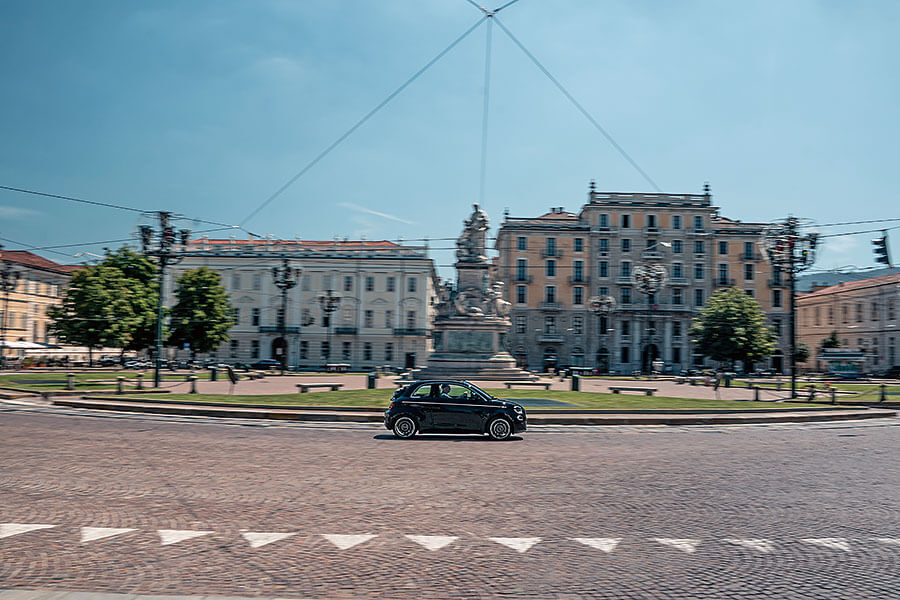 飛雅特500將重返杜林現地生產,且讓我輩匆匆灌一杯雙份espresso,在全新電動500老家的街頭溜噠一番。