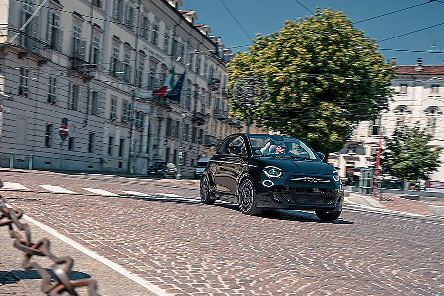 飛雅特500將重返杜林現地生產,且讓我輩匆匆灌一杯雙份espresso,在全新電動500老家的街頭溜噠一番。