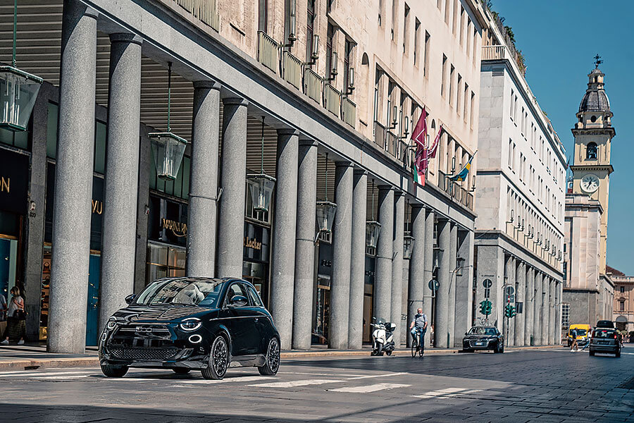 飛雅特500將重返杜林現地生產,且讓我輩匆匆灌一杯雙份espresso,在全新電動500老家的街頭溜噠一番。