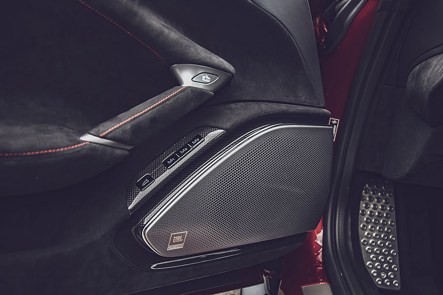 La Nuova Dolce Vita,這個詞代表對1950~60年代羅馬美好生活的懷念,也明確點出法拉利Roma的訴求。