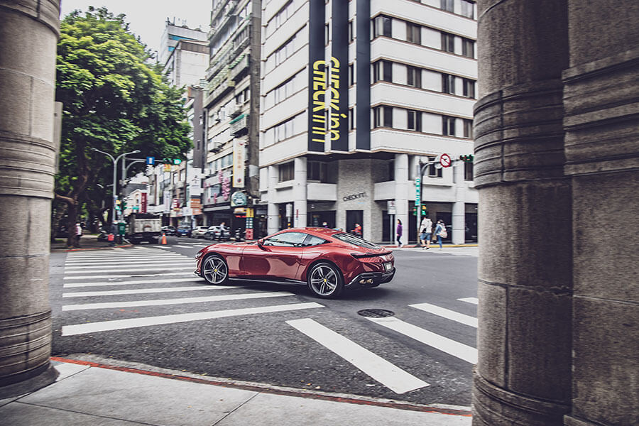 La Nuova Dolce Vita,這個詞代表對1950~60年代羅馬美好生活的懷念,也明確點出法拉利Roma的訴求。