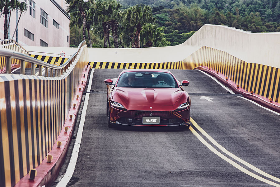 La Nuova Dolce Vita,這個詞代表對1950~60年代羅馬美好生活的懷念,也明確點出法拉利Roma的訴求。