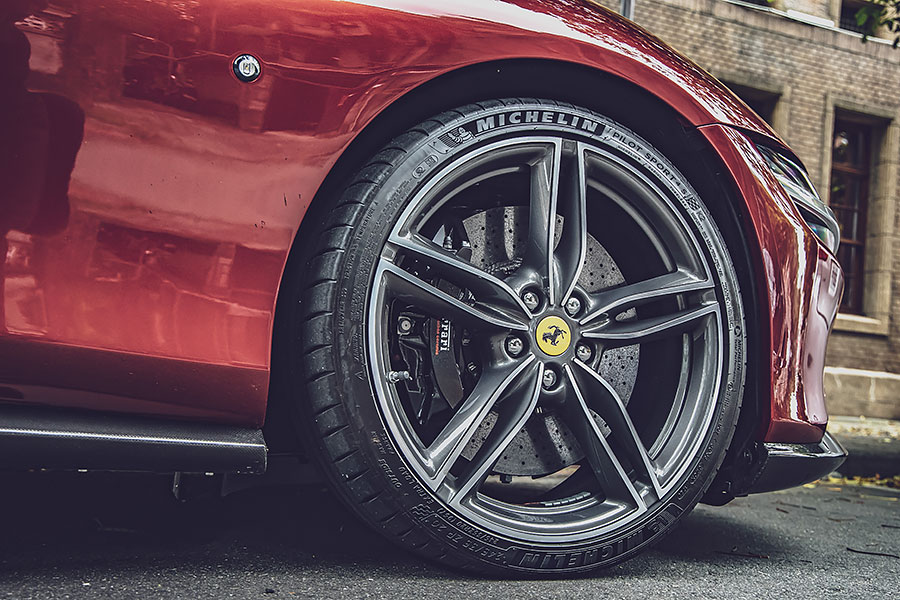 La Nuova Dolce Vita,這個詞代表對1950~60年代羅馬美好生活的懷念,也明確點出法拉利Roma的訴求。