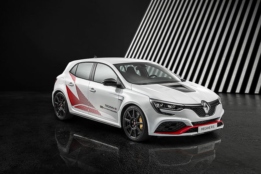 車上碳纖維愈多愈好，但是如果能夠一次配置四咖碳纖維輪圈更好。