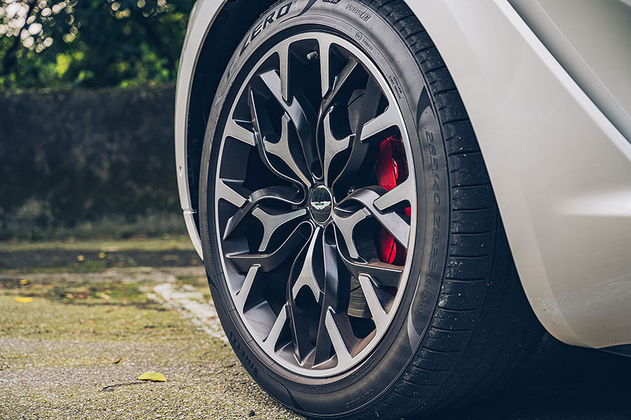 你我都好奇馬丁會用哪種手法造休旅,畢竟DBX可是蓋登Gaydon賦予厚望的大樹。