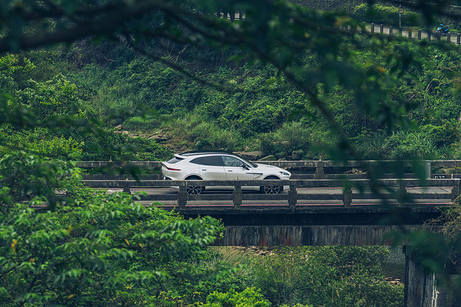 你我都好奇馬丁會用哪種手法造休旅,畢竟DBX可是蓋登Gaydon賦予厚望的大樹。