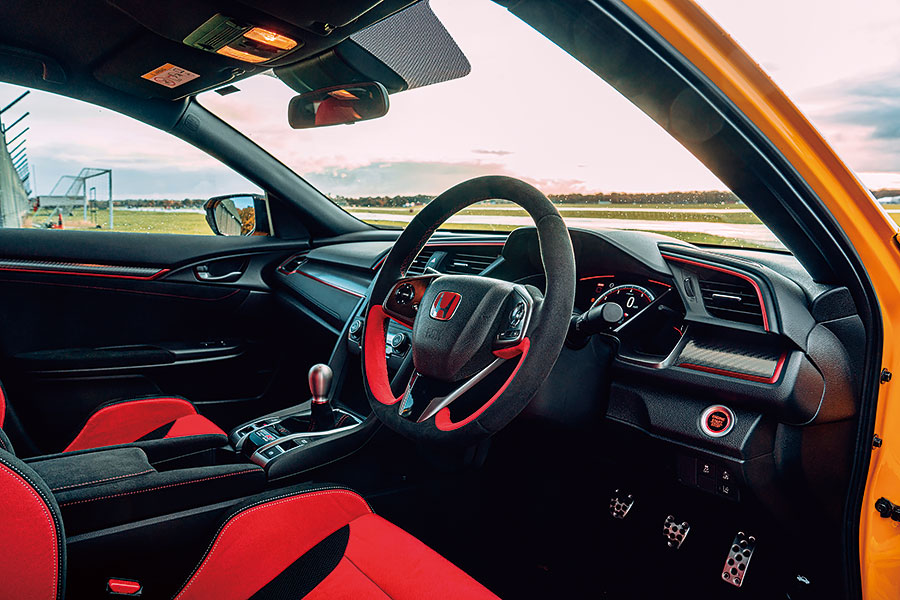 豐田注入了越野心得的小鋼砲現已功成下山,一眾成名老江湖亦紛紛提升修為嚴陣以待,如今正是各路英雄雲集TG校場一較高下的好時機。