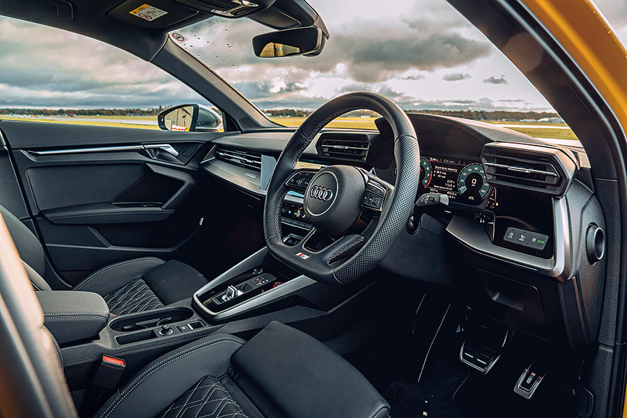 豐田注入了越野心得的小鋼砲現已功成下山,一眾成名老江湖亦紛紛提升修為嚴陣以待,如今正是各路英雄雲集TG校場一較高下的好時機。