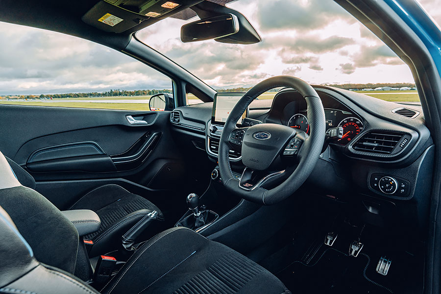 豐田注入了越野心得的小鋼砲現已功成下山,一眾成名老江湖亦紛紛提升修為嚴陣以待,如今正是各路英雄雲集TG校場一較高下的好時機。