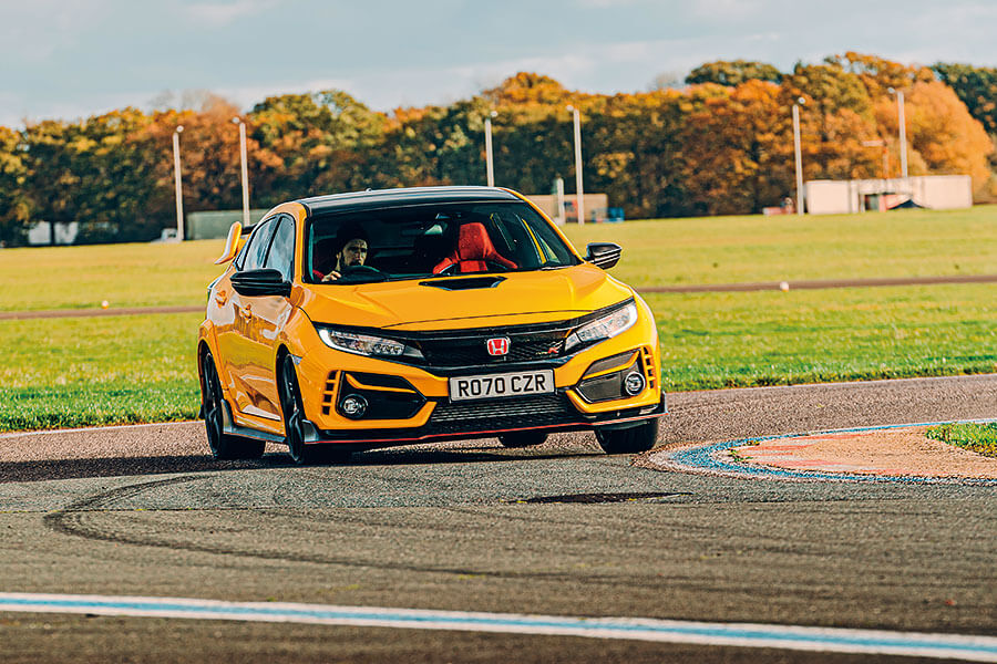 豐田注入了越野心得的小鋼砲現已功成下山,一眾成名老江湖亦紛紛提升修為嚴陣以待,如今正是各路英雄雲集TG校場一較高下的好時機。