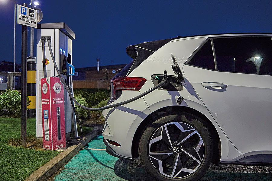 要逃避無窮無盡的壞消息,又有什麼比靜靜喝一杯更妙呢?所以我們為福斯ID.3充飽電池直奔英國最偏遠的酒吧。