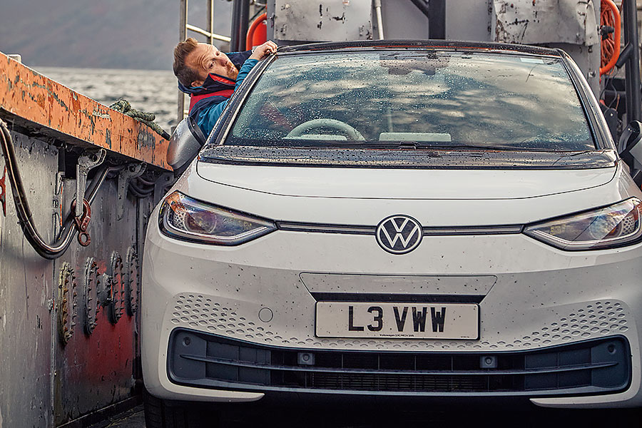 要逃避無窮無盡的壞消息,又有什麼比靜靜喝一杯更妙呢?所以我們為福斯ID.3充飽電池直奔英國最偏遠的酒吧。