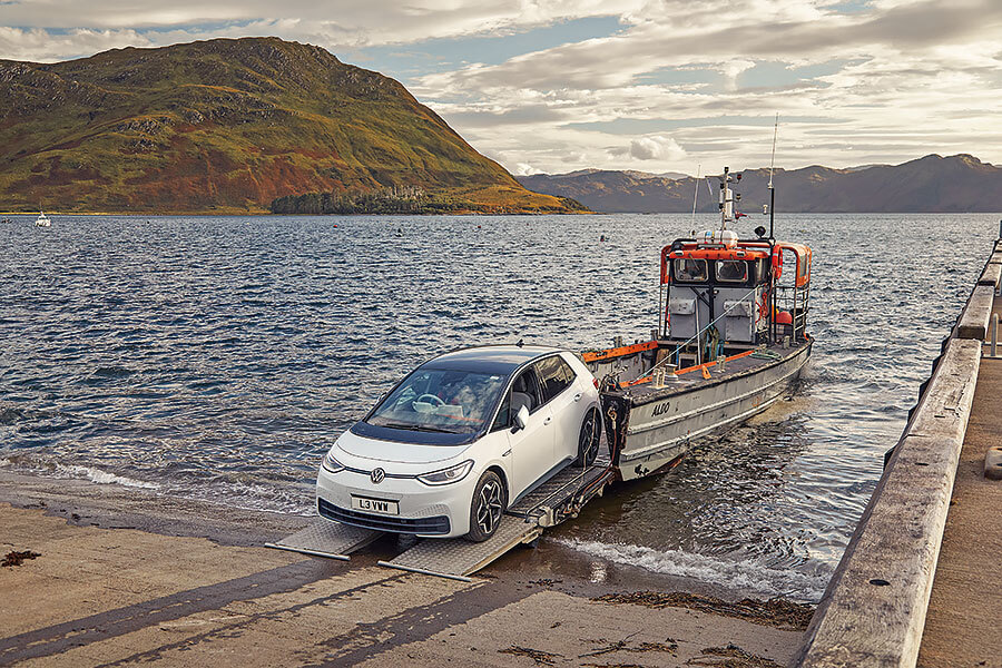 要逃避無窮無盡的壞消息,又有什麼比靜靜喝一杯更妙呢?所以我們為福斯ID.3充飽電池直奔英國最偏遠的酒吧。