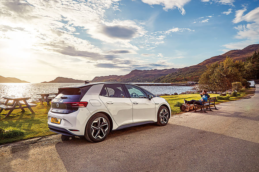 要逃避無窮無盡的壞消息,又有什麼比靜靜喝一杯更妙呢?所以我們為福斯ID.3充飽電池直奔英國最偏遠的酒吧。