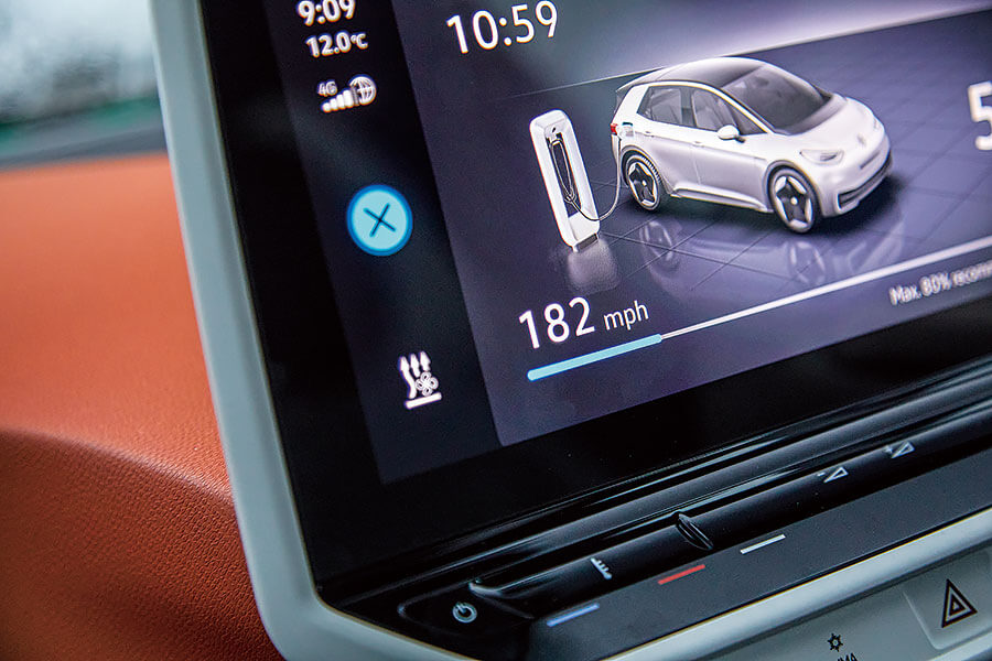 要逃避無窮無盡的壞消息,又有什麼比靜靜喝一杯更妙呢?所以我們為福斯ID.3充飽電池直奔英國最偏遠的酒吧。