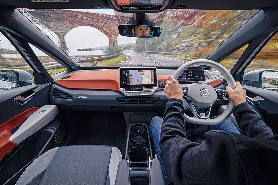 要逃避無窮無盡的壞消息,又有什麼比靜靜喝一杯更妙呢?所以我們為福斯ID.3充飽電池直奔英國最偏遠的酒吧。