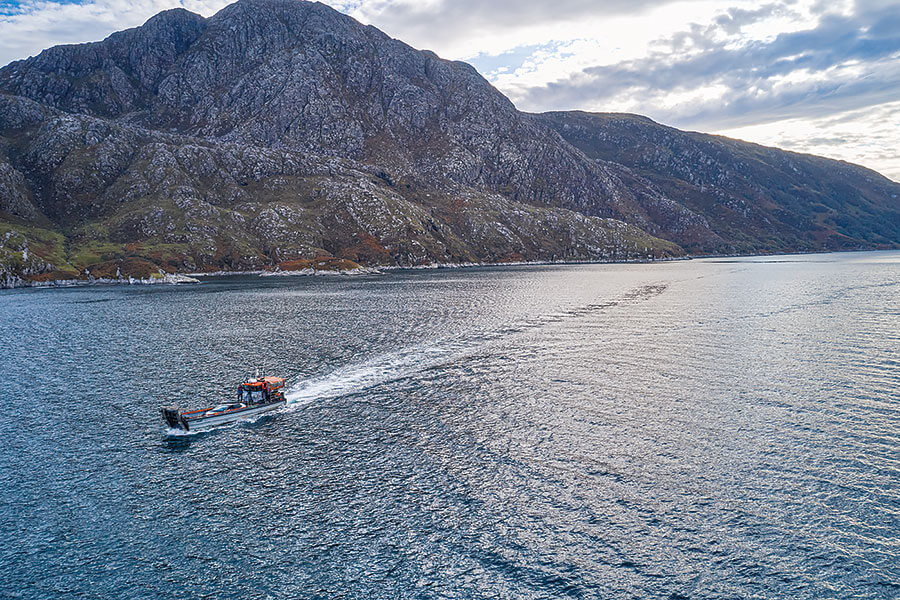 要逃避無窮無盡的壞消息,又有什麼比靜靜喝一杯更妙呢?所以我們為福斯ID.3充飽電池直奔英國最偏遠的酒吧。