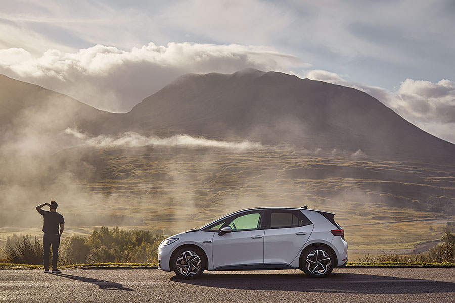 要逃避無窮無盡的壞消息,又有什麼比靜靜喝一杯更妙呢?所以我們為福斯ID.3充飽電池直奔英國最偏遠的酒吧。