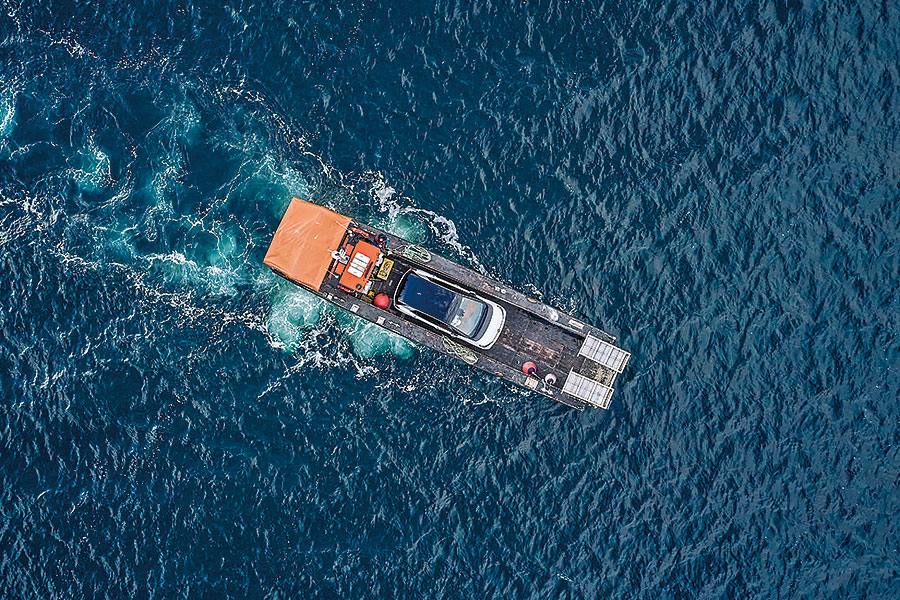 要逃避無窮無盡的壞消息,又有什麼比靜靜喝一杯更妙呢?所以我們為福斯ID.3充飽電池直奔英國最偏遠的酒吧。