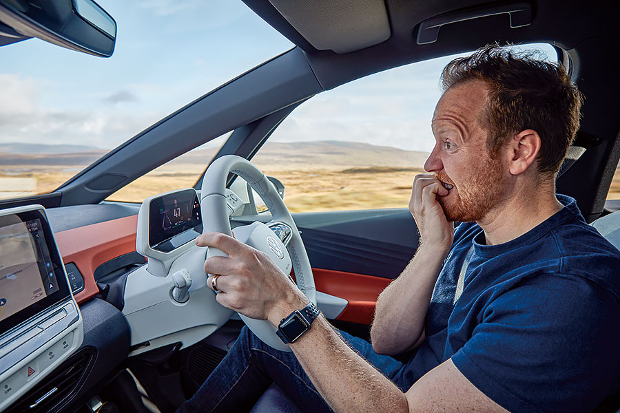 要逃避無窮無盡的壞消息,又有什麼比靜靜喝一杯更妙呢?所以我們為福斯ID.3充飽電池直奔英國最偏遠的酒吧。