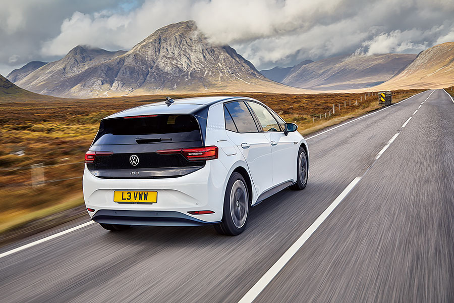 要逃避無窮無盡的壞消息,又有什麼比靜靜喝一杯更妙呢?所以我們為福斯ID.3充飽電池直奔英國最偏遠的酒吧。