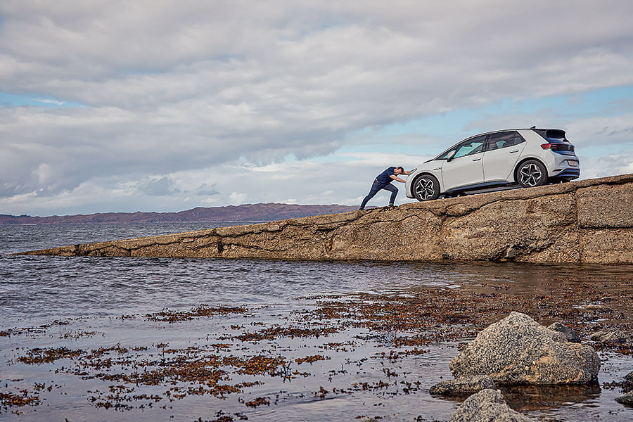 要逃避無窮無盡的壞消息,又有什麼比靜靜喝一杯更妙呢?所以我們為福斯ID.3充飽電池直奔英國最偏遠的酒吧。