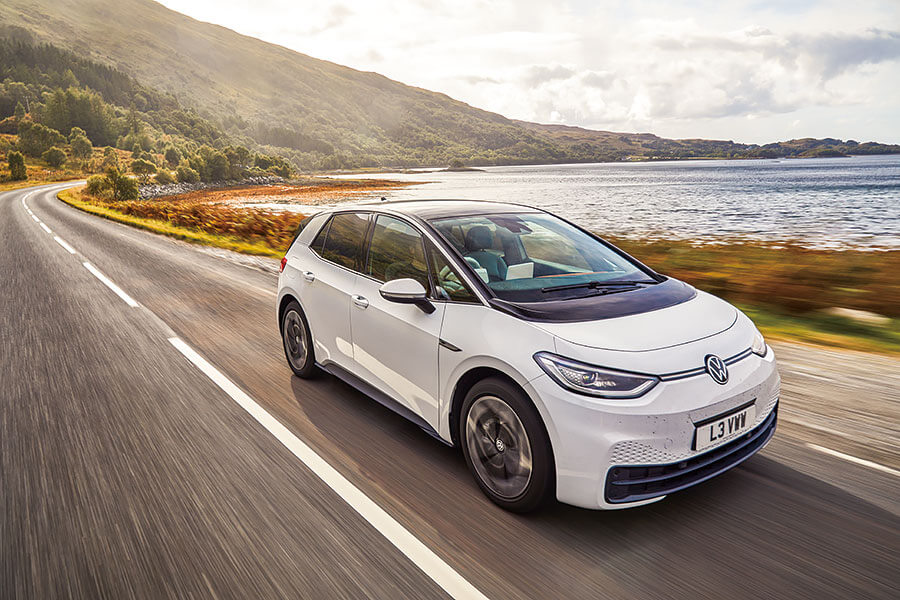 要逃避無窮無盡的壞消息,又有什麼比靜靜喝一杯更妙呢?所以我們為福斯ID.3充飽電池直奔英國最偏遠的酒吧。