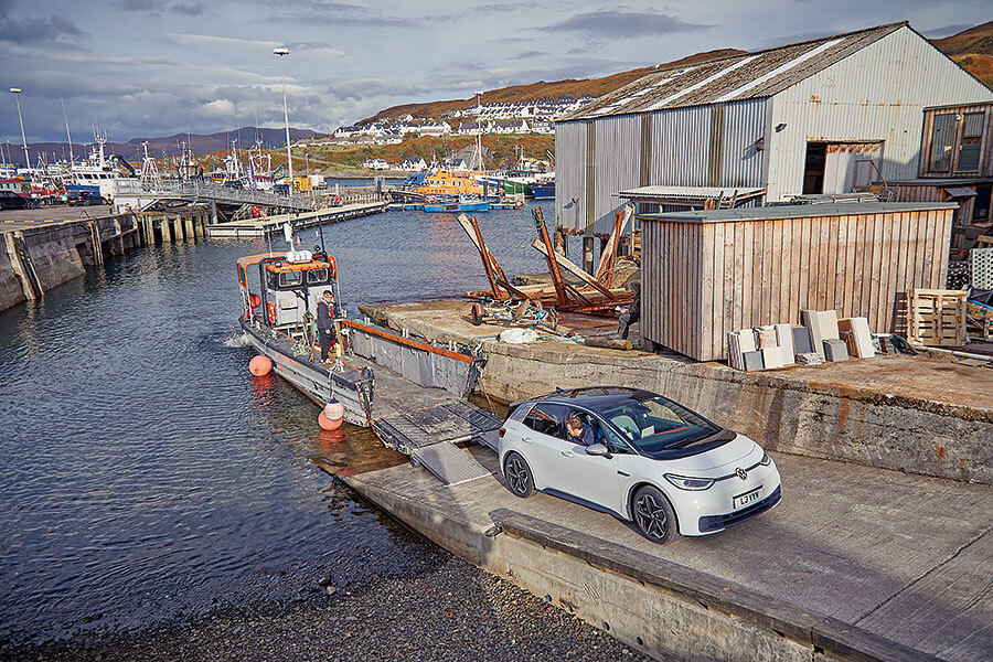 要逃避無窮無盡的壞消息,又有什麼比靜靜喝一杯更妙呢?所以我們為福斯ID.3充飽電池直奔英國最偏遠的酒吧。