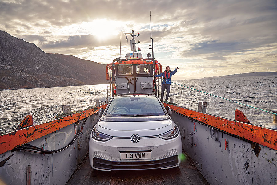 要逃避無窮無盡的壞消息,又有什麼比靜靜喝一杯更妙呢?所以我們為福斯ID.3充飽電池直奔英國最偏遠的酒吧。