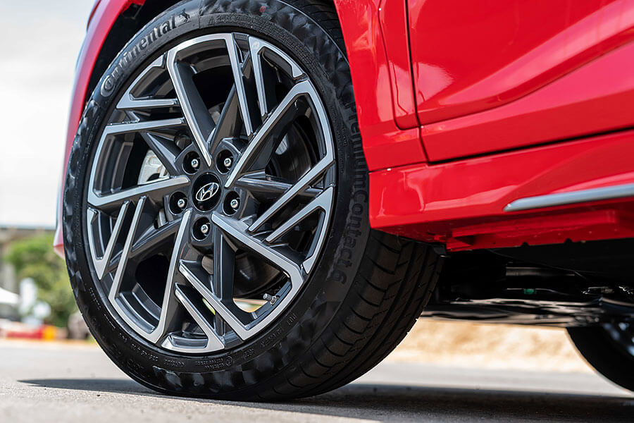 當新車發表會半在賽車場上,可想而知必有大驚喜會發生。