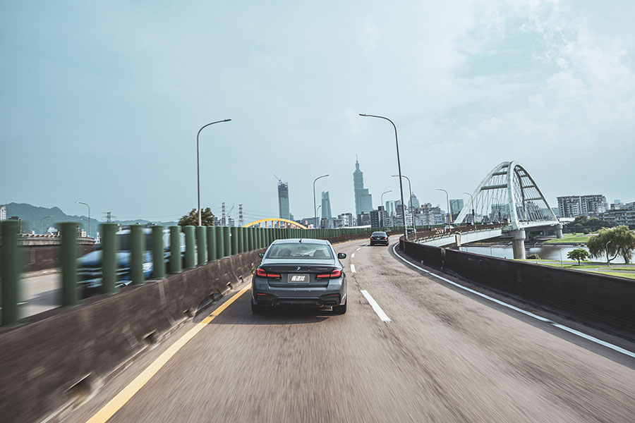 我說的末日是指大排量引擎正面臨的情況,這時如果你還未擁有或體驗過何謂V8,豈非人生一大憾事……。