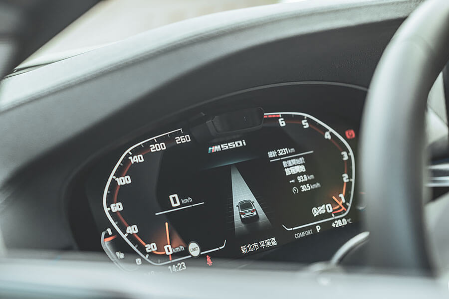 我說的末日是指大排量引擎正面臨的情況,這時如果你還未擁有或體驗過何謂V8,豈非人生一大憾事……。